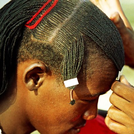 Maasai_men_adjusting_their_hairstyle2C_Tanzania